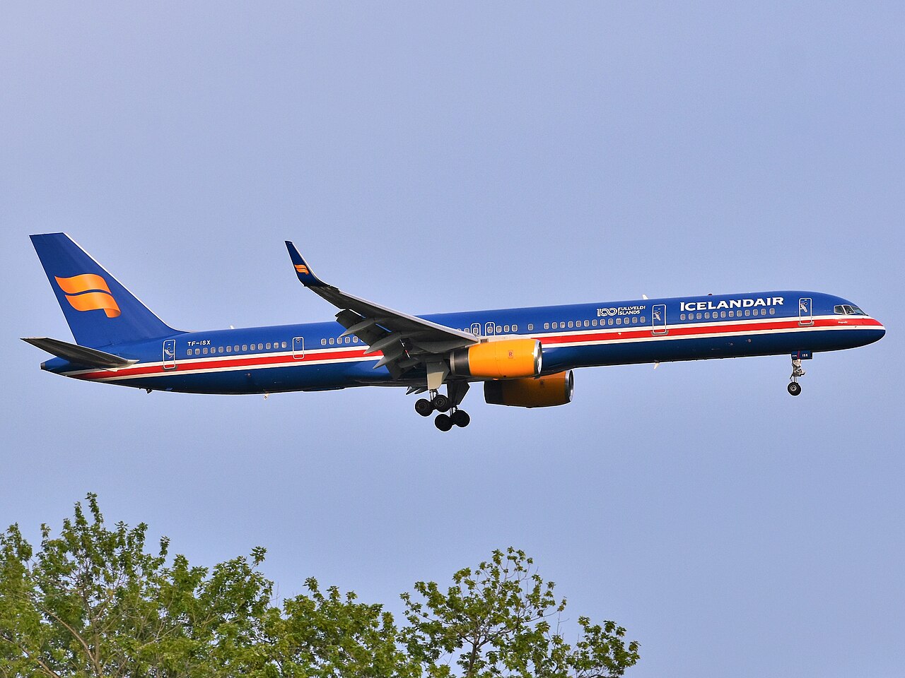 Icelandair aircraft approaching JFK Airport
